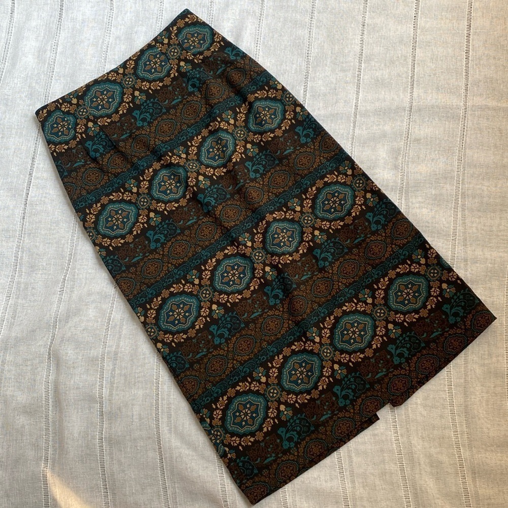 Briggs 90s structured maxi skirt with paisley print.